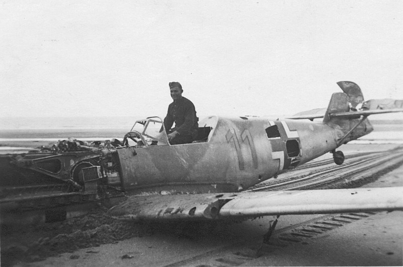Bf 109 E-1, Jagdgeschwader 53, I. Gruppe, 3. Staffel, Deutschland, gelbe 11, Die Quelle [fn]138[/fn] vermutet die Maschine als Werknummer 3494.

Das Hak…