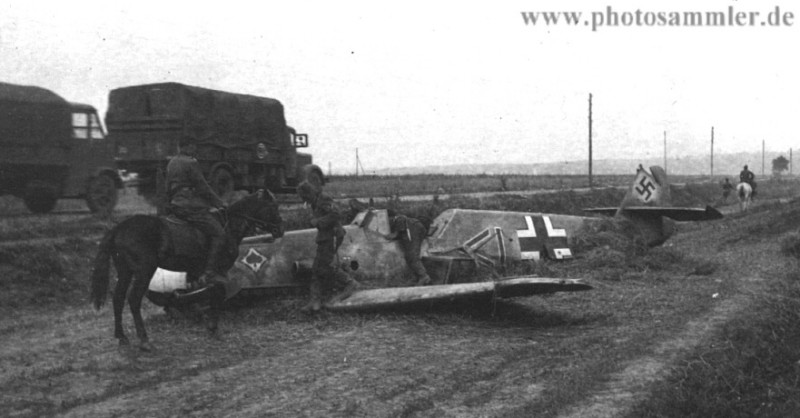 Bf 109 F-2, Jagdgeschwader 53, Stab, Deutschland, Winkel Balken, Die Maschine wurde vom Geschwader-Adjutanten des JG 53 geflogen.
Beachte die…