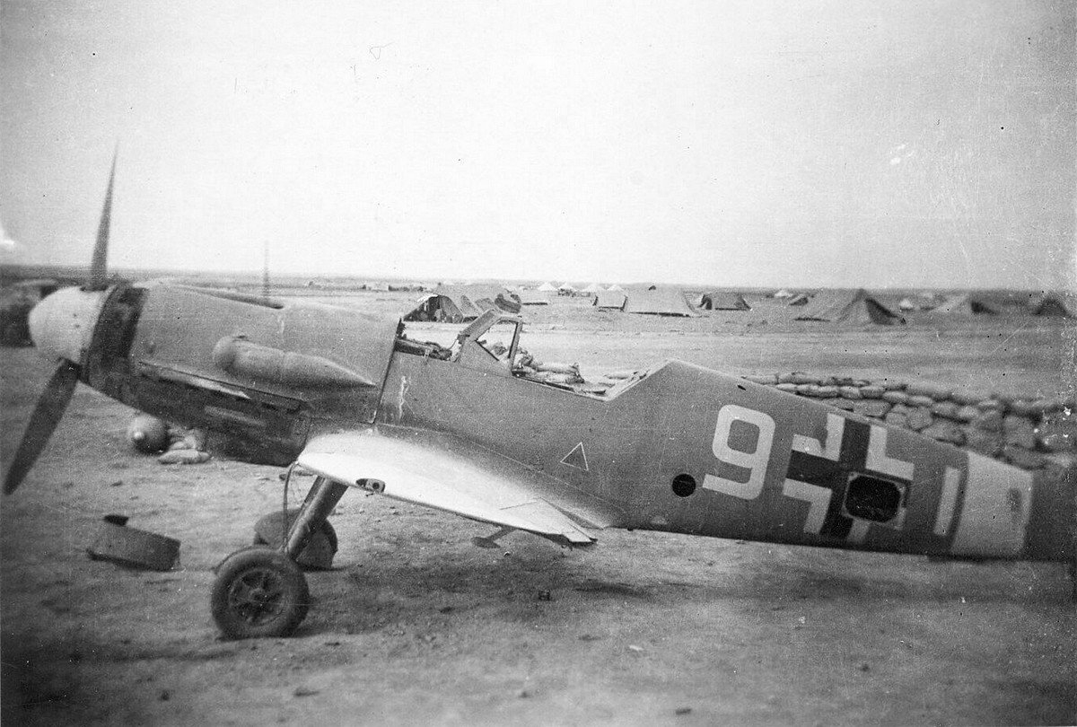 Bf 109 F-4/Trop, Jagdgeschwader 53, III. Gruppe, 7. Staffel, Deutschland, weisse 9, Quotaifiya (Ägypten), Eine durch alliierte Truppen erbeutete Maschine in Qutaifiya, Nord Afrika End…