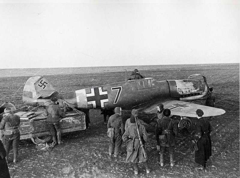 Bf 109 F, Deutschland, schwarze 7, Bergung einer bauchgelandeten Maschine durch russische Truppen.

Siehe auch…