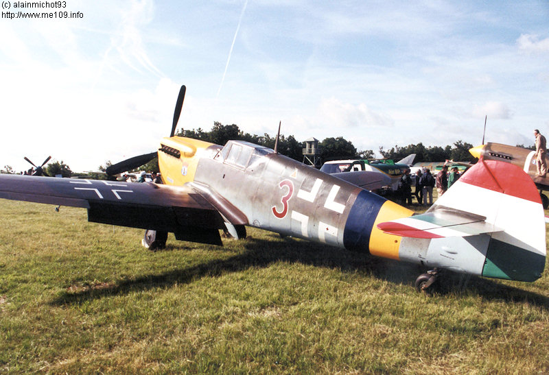 Hispano Aviacion H.A. 1112 M-1-L, Ungarn, rote 3, W.Nr. 170, La Ferté-Alais (Frankreich), Die Aufnahme entstand 22.05.1999 bei der La Ferté Alais Air Show.

Die Masc…