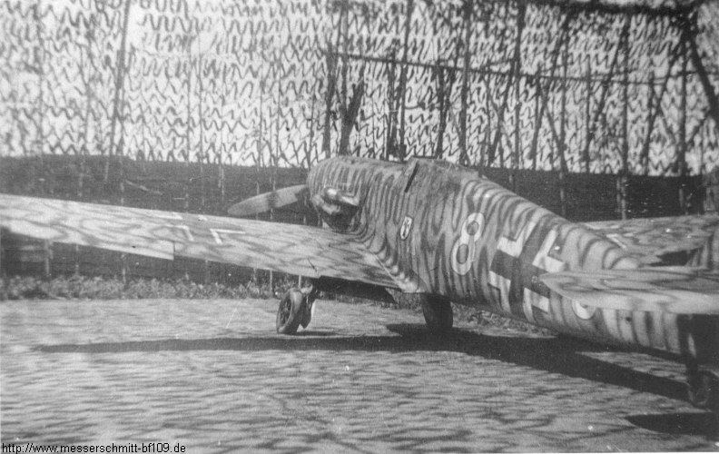 Bf 109 F-4, Jagdgeschwader 1, IV. Gruppe, 10. Staffel, Deutschland, weisse 8, Bergen op Zoom (Niederlande), Ort und Zeitraum: Bergen op Zoom, Sommer 1942.
Das Muster auf dem Flugzeug, …
