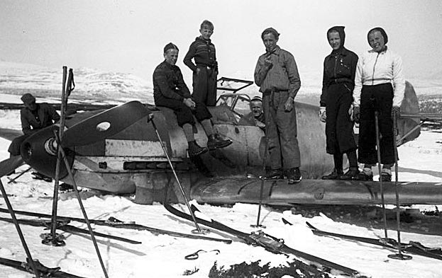 Bf 109 D-1, Jagdfliegerschule 3, Deutschland, weisse 65, W.Nr. 2 576, Setningen (Norwegen), Bauchlandung am 24.04.41 bei Setningen/Sollia in Norwegen.

Siehe auch:
[t…