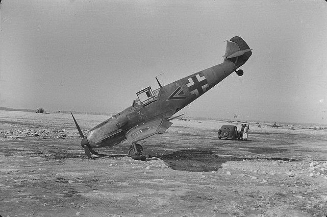 Bf 109 E-3, Hptm. Herbert Ihlefeld, Lehrgeschwader 2, I. (J) Gruppe, Stab, Deutschland, Winkel Dreieck, W.Nr. 6 095, Mariupol (Sowjetunion), Die Maschine wurde als [version]e1[/version] gebaut und sie wurde später auf …