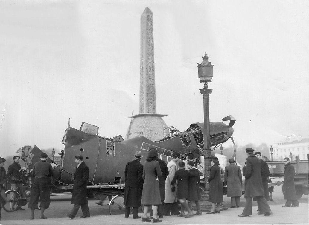 Bf 109 E-3, Lt. Karl-Heinz Schulz, Jagdgeschwader 76, I. Gruppe, Stab, Deutschland, gelbe 11, W.Nr. 1 251, Paris (Frankreich), Die Aufnahme entstand auf dem Place de la Concorde in Paris.

Leutnant Karl…