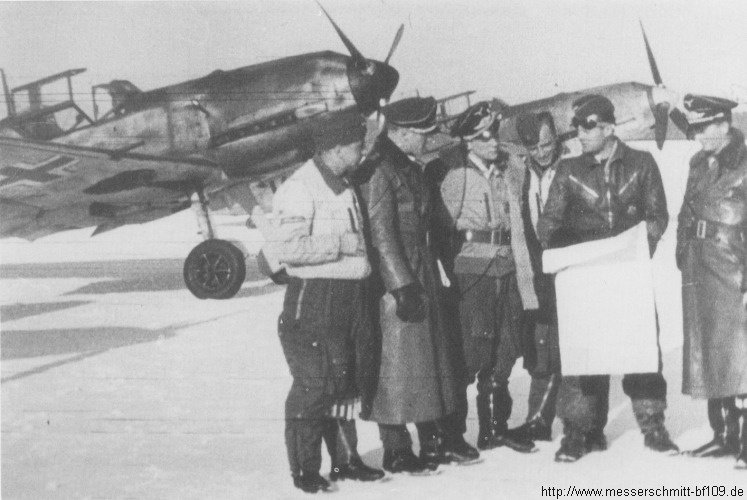 Bf 109 E-7, Jagdgeschwader 1, I. Gruppe, 3. Staffel, Deutschland, Trondheim (Norwegen), Ort und Zeitpunkt der Aufnahme: Trondheim, 06.03.1942.
Der Mann mit der Kart…