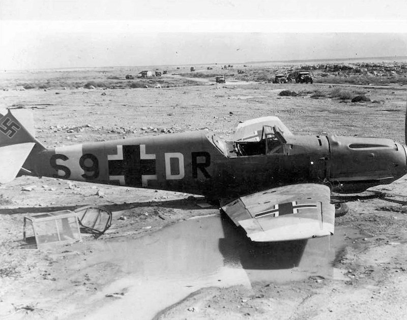 Bf 109 E-7/Trop, Uffz. Hans Sennholz, Zerstörergeschwader 1, III. Gruppe, 7. Staffel, Deutschland, S9+DR, W.Nr. 4 964, El Alamein (Ägypten), Der Flugzeugführer wurde am 31.08.1942 von der Flak bei El Alamein abgeschoss…