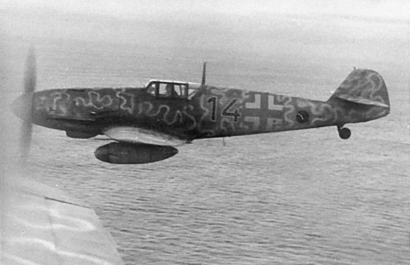 Bf 109 G-2/R3, Jagdgeschwader 5, III. Gruppe, 8. Staffel, Deutschland, schwarze 14, Das Hakenkreuz wurde auf dem Scan weg retuschiert.