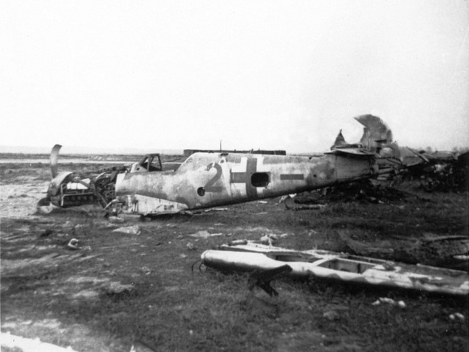 Bf 109 G-6, II. Gruppe, 6. Staffel, Deutschland, rote 2, W.Nr. 163 884, Saint-Dizier, Frankreich. Herbst 1944.