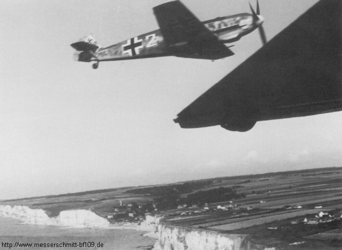 Bf 109 E, Jagdgeschwader 3, I. Gruppe, 1. Staffel, Deutschland, weisse 2, St.Margaret´s Bay (England), Ort und Zeitraum: in der Nähe von St.Margaret´s Bay im Frühsommer 1940

In …