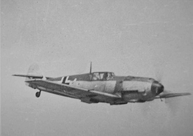 Bf 109 E, Deutschland, gelbe 1, Das Hakenkreuz wurde auf dem Scan weg retuschiert.