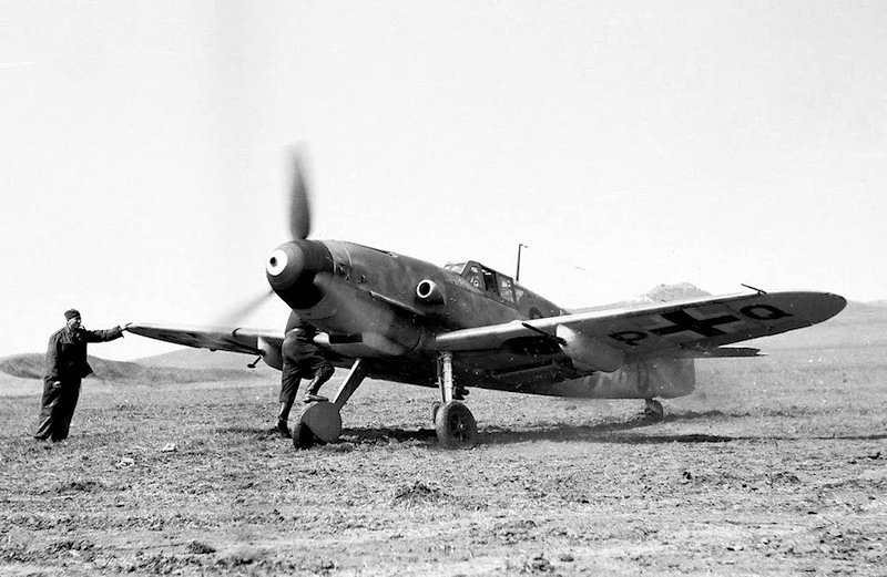 Bf 109 G-4/R6, Fw. Frantisek Hanovec, Jagdgeschwader 52, II. Gruppe, 13.(slow.) Staffel, Deutschland, Stammkennzeichen, Die Aufnahme entstand in Anapa (Russland) im April 1943.

Der Motor läuft, …