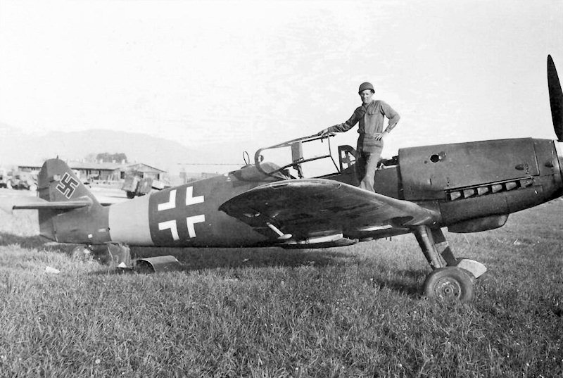 Bf 109 G-10, Jagdgeschwader 27, I. Gruppe, 2. Staffel, Deutschland, schwarze 7, W.Nr. 152 033, Erinnerungsfoto von einem amerikanischen Soldaten im Mai 1945. Die Einheit is…