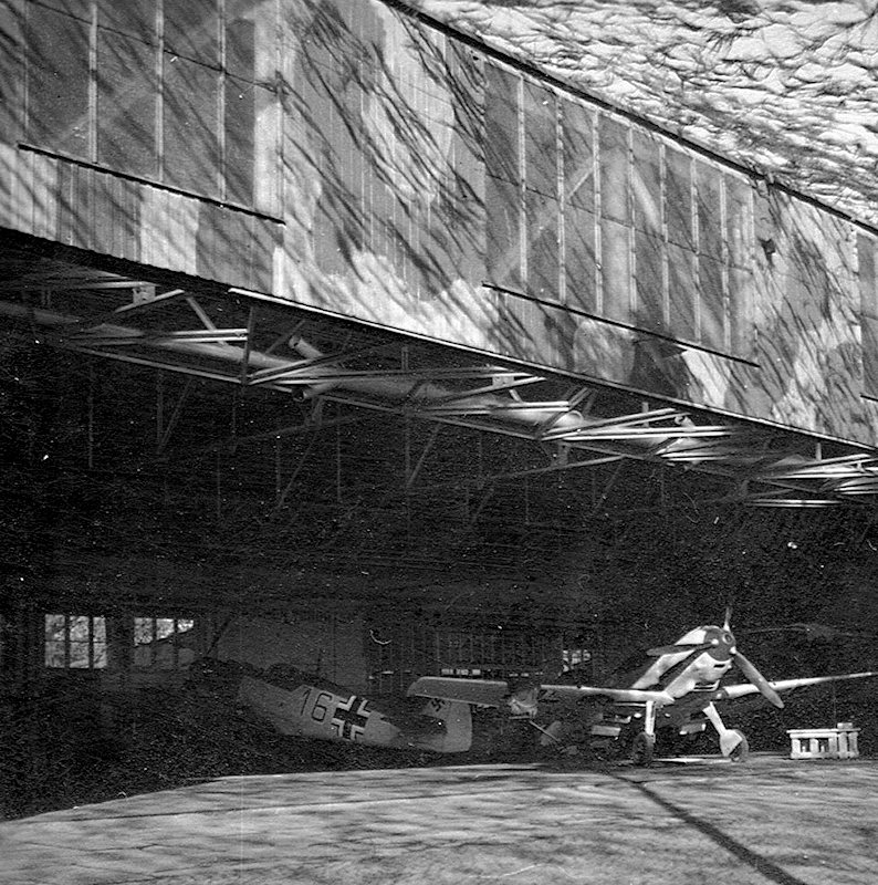 Bf 109 D-1, Deutschland, schwarze 16, Die Version der linken Maschine ist eine Vermutung. Eine Jumo-109 ist es auf …