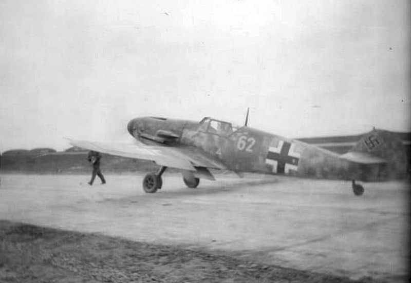 Bf 109 F-4, Deutschland, gelbe 62, Die Farbe der Kennung ist eine Vermutung. Die hohe Ziffer der Kennung deutet …