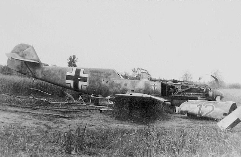 Bf 109 E-3, Jagdgeschwader 27, III. Gruppe, 8. Staffel, Deutschland, schwarze 12, Das Hakenkreuz wurde auf dem Scan weg retuschiert.