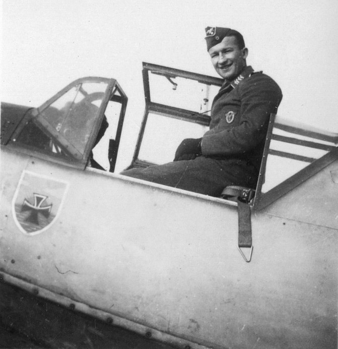 Bf 109 E, Obfhr. Hans-Arnold "Fiffi" Stahlschmidt, Jagdgeschwader 27, Ergänzungsstaffel, Deutschland, Zu sehen ist das Staffelabzeichen.
