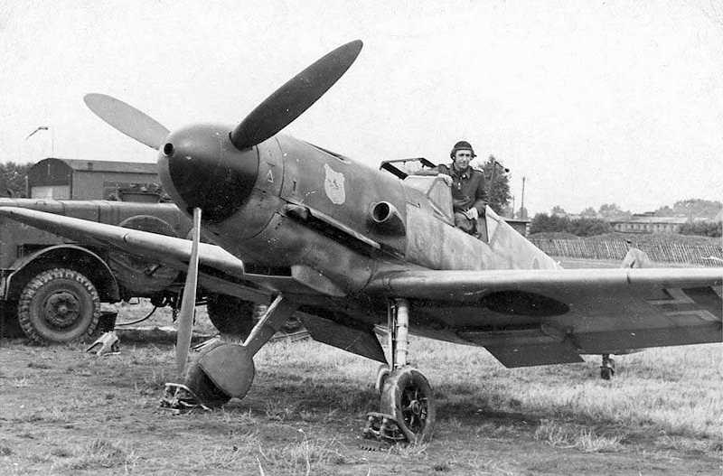 Bf 109 F-2, Ergänzungsjagdgruppe Ost, 2. Staffel, Deutschland, schwarze 1, Die Kennung und die Version der Maschine ist eine Vermutung.
Beachte die run…