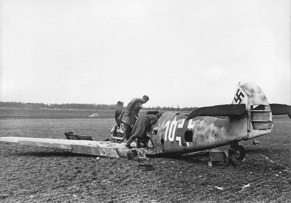 Bf 109 G-14/U4, Uffz. Willi Smelka, Jagdgeschwader 52, III. Gruppe, 9. Staffel, Deutschland, weisse 10, W.Nr. 511 500, Oppeln (Deutschland), Die Maschine wurde am 27.01.1945 mit 100% als Verlust bei Oppeln gemeldet. De…