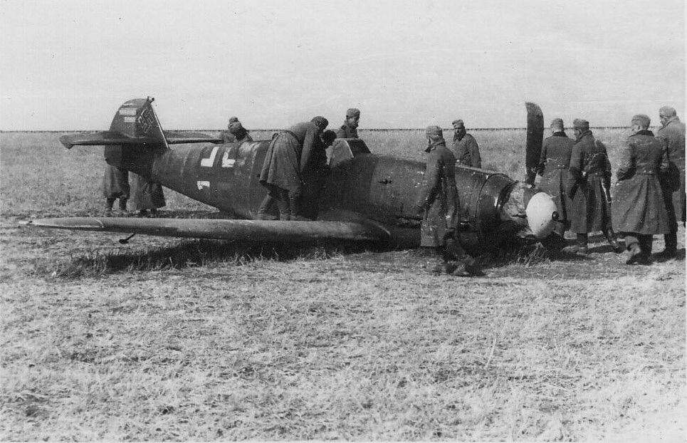 Bf 109 F-4, Oblt. Kurt Lasse, Jagdgeschwader 77, III. Gruppe, 9. Staffel, Deutschland, gelbe 1, W.Nr. 7 073, Melitopol (Sowjetunion), Bauchlandung am 21.09.1941 bei Melitopol in Folge Luftzusammenstoss mit einer…