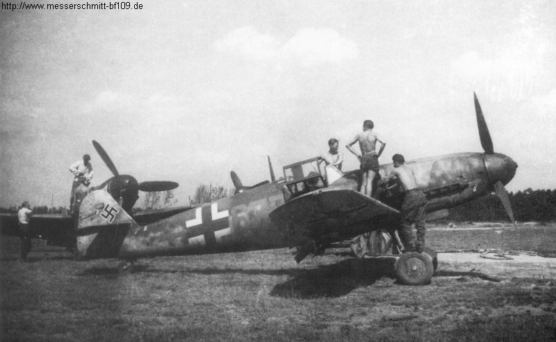Bf 109 G-6, Jagdgeschwader 104, Deutschland, blaue 677, Roth (Deutschland), Dieses Foto wurde 1944 an der "Tankstelle" vom Flugplatz Roth gemacht.

Die…
