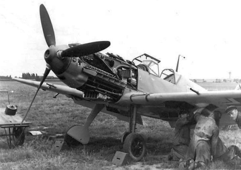 Bf 109 E-3, Deutschland, Die Männer sind damit beschäftigt, die Munitionstrommeln für die MG FF anzubr…