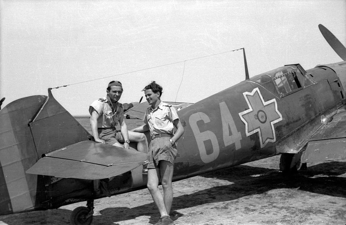 Bf 109 E-3, Rumänien, gelbe 64, W.Nr. 704, Sommer 1944. Vor der Maschine stehen Lt. Galea Ion und Lt. Pop Horea.

Quel…