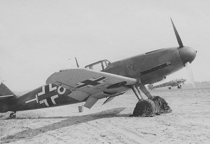 Bf 109 F-2, Oblt. Werner Pichon Kalau vom Hofe, Jagdgeschwader 54, Stab, Deutschland, Strich Kreis, W.Nr. 8 235, Das Hakenkreuz wurde auf dem Scan weg retuschiert.
