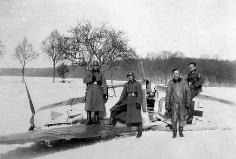 Bf 109 E-1, Jagdgeschwader 2, I. Gruppe, 3. Staffel, Deutschland, gelbe 10, Harte Bauchlandung im Schnee, vermutlich im Frühjahr 1940. Auf der Motorhaube…