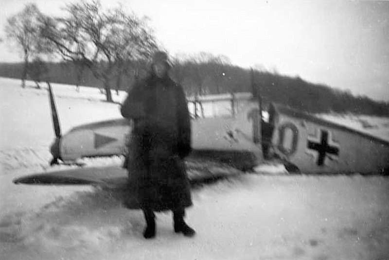 Bf 109 E-1, Jagdgeschwader 2, I. Gruppe, 3. Staffel, Deutschland, gelbe 10, Harte Bauchlandung im Schnee, vermutlich im Frühjahr 1940. Auf der Motorhaube…