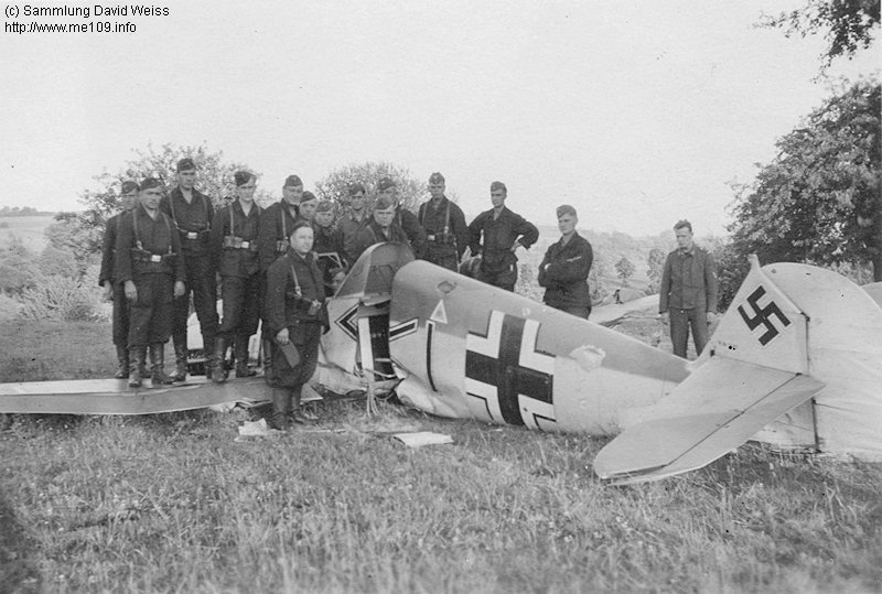 Bf 109 E, Jagdgeschwader 76, I. Gruppe, Stab, Deutschland, Winkel Balken, Tellancourt (Frankreich), Die Aufnahme wurde, lt. Angabe auf der Fotorückseite, bei Tallonkur aufgenomm…