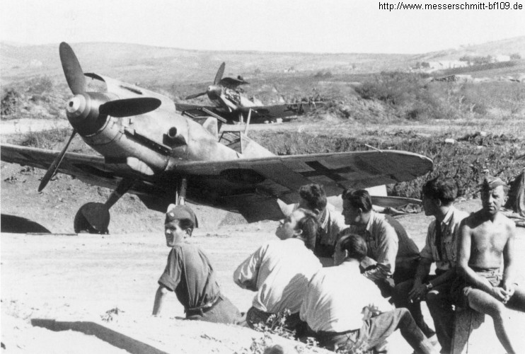 Bf 109 G, Jagdgeschwader 52, II. Gruppe, 13.(slow.) Staffel, Deutschland, Anapa (Sowjetunion), Sommer 1943.
Im Vordergrund sitzen slowakische Soldaten, v.l.n.r.:
Geletko,…