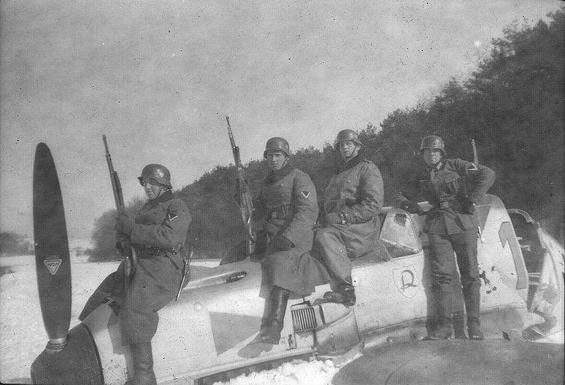 Bf 109 E-1, Jagdgeschwader 2, I. Gruppe, 3. Staffel, Deutschland, gelbe 10, Harte Bauchlandung im Schnee, vermutlich im Frühjahr 1940. Auf der Motorhaube…