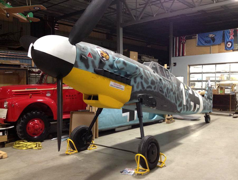 Bf 109 G-2 trop, Deutschland, weisse 1, Nanton (Kanada), Das Foto entstand im September 2013 in Kanada und zeigt die Maschine im "Bomb…
