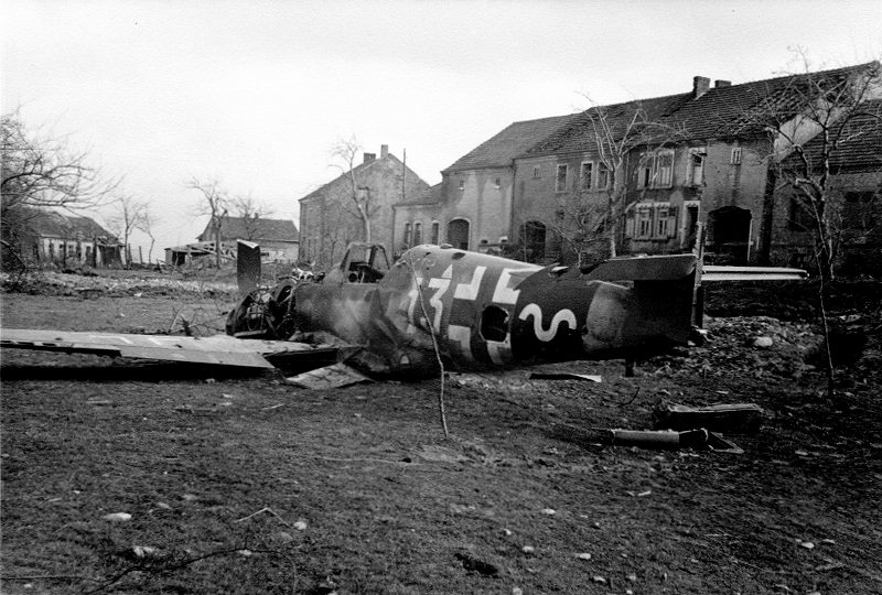 Bf 109 G-14/AS, Uffz. Herbert Maxis, Jagdgeschwader 53, IV. Gruppe, 13. Staffel, Deutschland, weisse 13, W.Nr. 784 993, Oberfelsberg (Deutschland), Diese Maschine ging am 01.01.1945 kurz nach 9 Uhr bei dem Unternehmen "Bodenp…