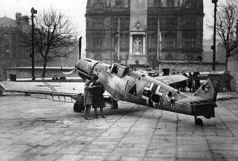 Bf 109 E-4/B, Fw. Eberhardt Pankratz, Lehrgeschwader 2, II. (S) Gruppe, 6. Staffel, Deutschland, gelbes M, W.Nr. 3 726, Lancashire (England), Der Feldwebel musste am 05.10.1940 nach Luftkampf mit Spitfires der 603. Squa…