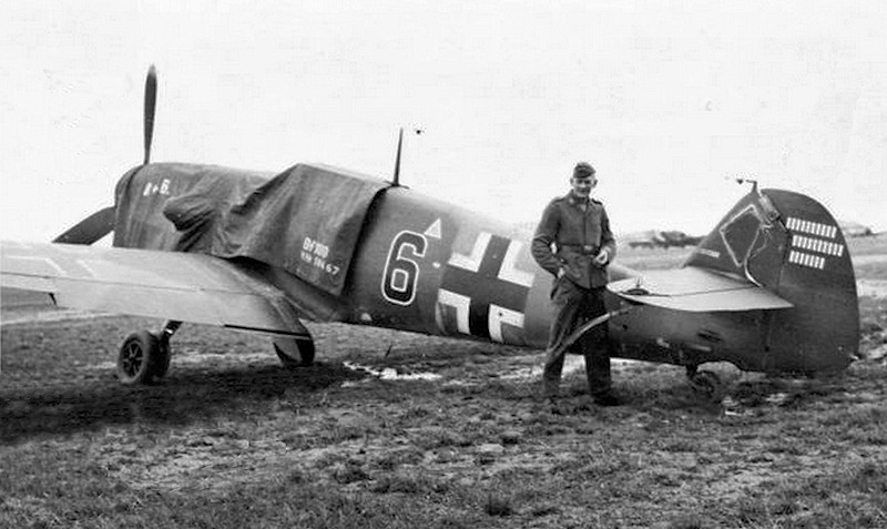 Bf 109 G-2, Obfw. Eduard Isken, Jagdgeschwader 77, III. Gruppe, 8. Staffel, Deutschland, schwarze 6, W.Nr. 10 467, 27 Abschussbalken sind am Seitenruder verzeichnet. Der 26. Abschuss erfolgte …