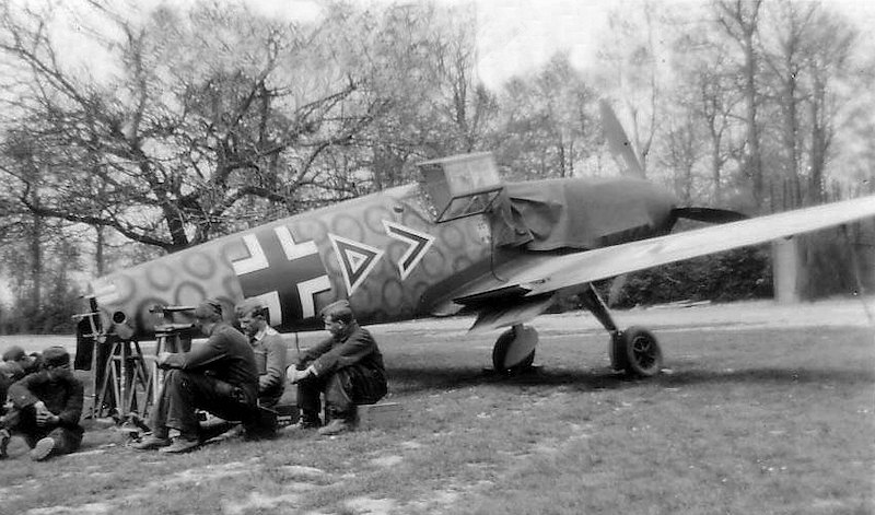 Bf 109 F-2, Hptm. Hans von Hahn, Jagdgeschwader 3, I. Gruppe, Stab, Deutschland, Winkel offenes Dreieck, W.Nr. 5 458, Wartungsarbeiten an der Maschine. Das Leitwerk wurde vom Rumpf demontiert
