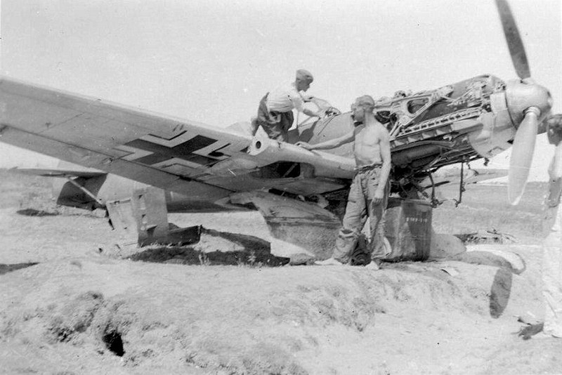 Bf 109 E-3, Jagdgeschwader 53, III. Gruppe, 9. Staffel, Deutschland, gelbe 6, Reims (Frankreich), Bergung einer bauchgelandeten Emil. 
Die Aufnahme soll bei Reims im Mai 1940…