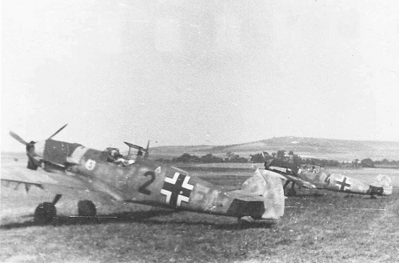 Bf 109 E-3, Uffz. Heinz Wolf, Jagdgeschwader 26, I. Gruppe, 2. Staffel, Deutschland, rote 2, W.Nr. 1 289, Das Foto entstand 1940.
Die Maschine steht heute im National War Museum in J…