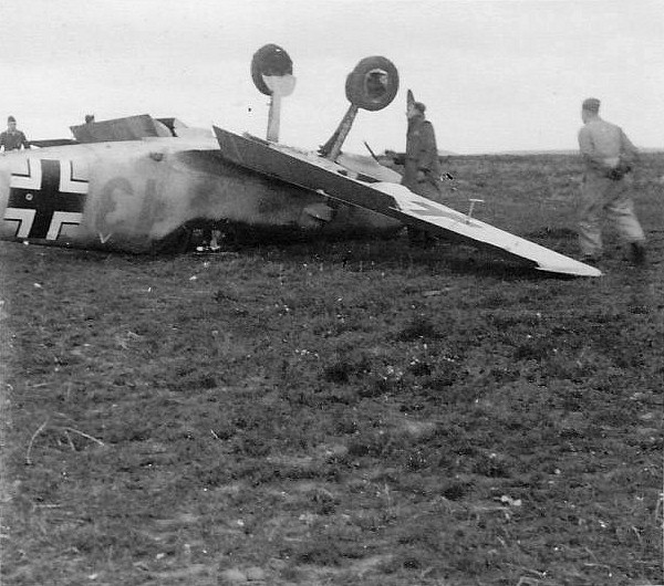 Bf 109 E, Jagdgeschwader 20, I. Gruppe, 2. Staffel, Deutschland, rote 13, Diese Maschine hat sich vermutlich bei der Landung überschlagen.