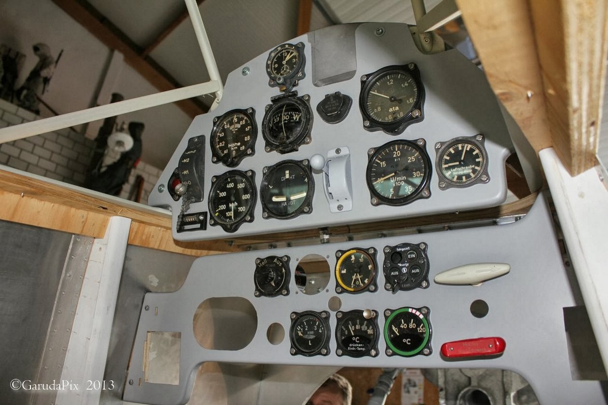 Bf 109 E, keine, Gontenschwil (Schweiz), Aufnahme von 2013. Das Instrumentenbrett wurde mit originalen und nachgeferti…