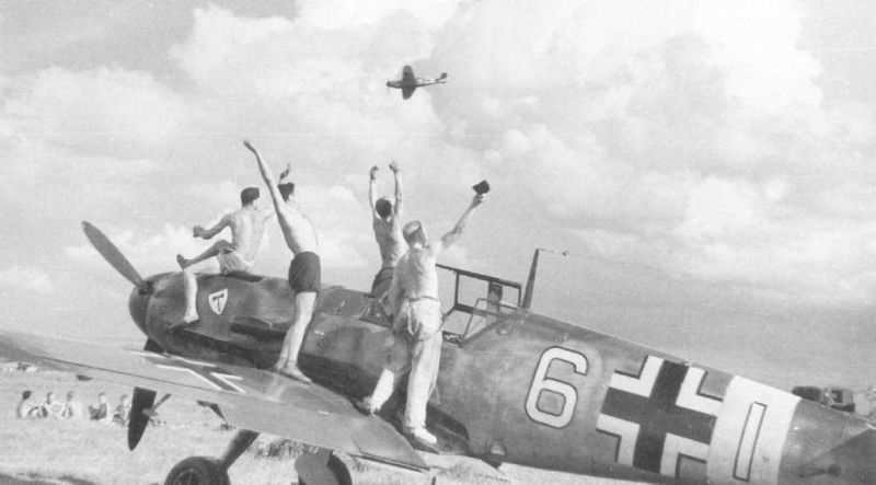 Bf 109 F-2, Lt. Helmut Mertens, Jagdgeschwader 3, III. Gruppe, 9. Staffel, Deutschland, gelbe 6, Polonne (Sowjetunion), Das Foto war eine PK-Aufnahme vom 15.07.1941 auf dem Platz Polonne (Russisch …