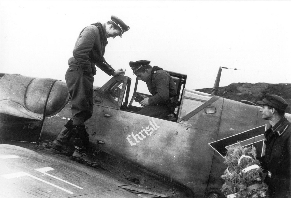 Bf 109 G-6, Hptm. Gerhard Barkhorn, Jagdgeschwader 52, II. Gruppe, Stab, Deutschland, Winkel Dreieck weisse 5, Das Foto entstand anlässlich zu seinem 250. Abschuss am 12.02.1944.