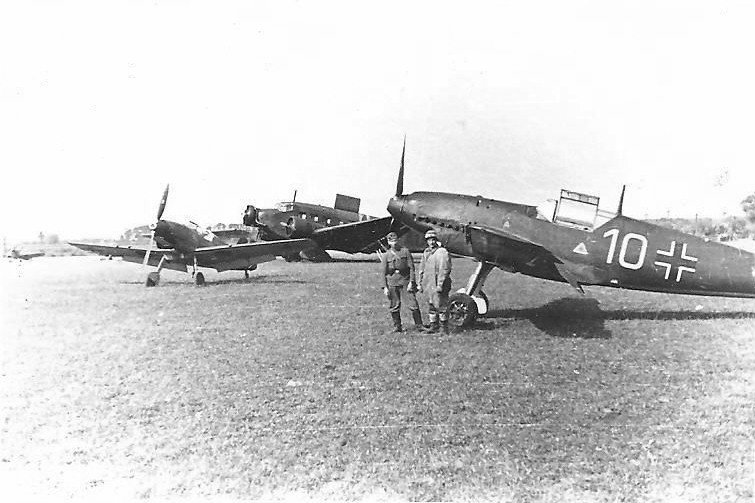 Bf 109 D-1, Uffz. Ariwaldt, Zerstörergeschwader 2, I. Gruppe, 3. Staffel, Deutschland, gelbe 10, W.Nr. 2 260, Dębica (Polen), Das Foto entstand beim Polenfeldzug auf dem Flugplatz Debica.

Schicksal de…