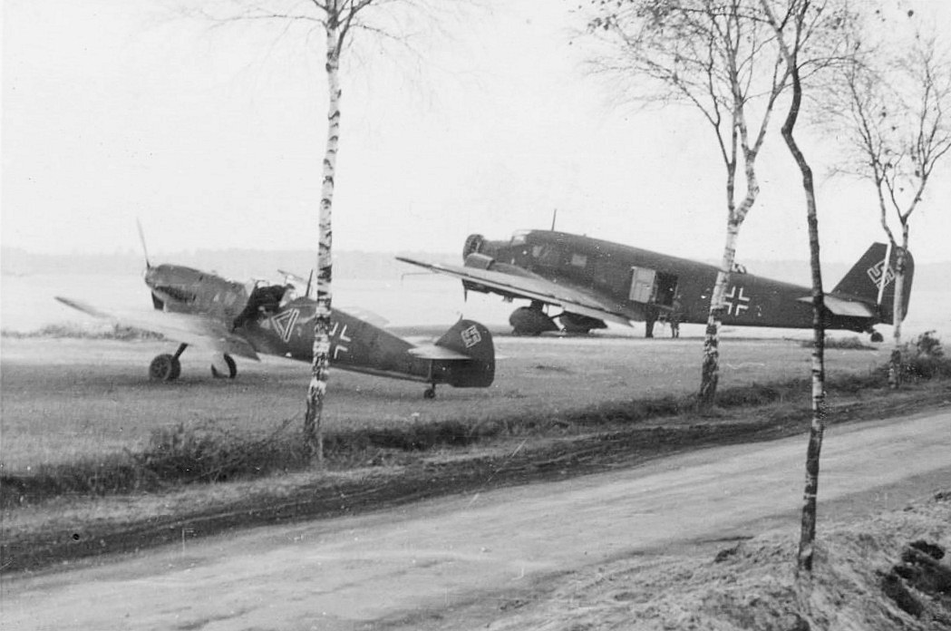 Bf 109 D-1, Jagdgeschwader 21, I. Gruppe, Stab, Deutschland, Winkel Balken, Plantlünne (Deutschland), Die Aufnahme dürfte vor dem Krieg bei einem Manöver auf einem Feldflugplatz e…
