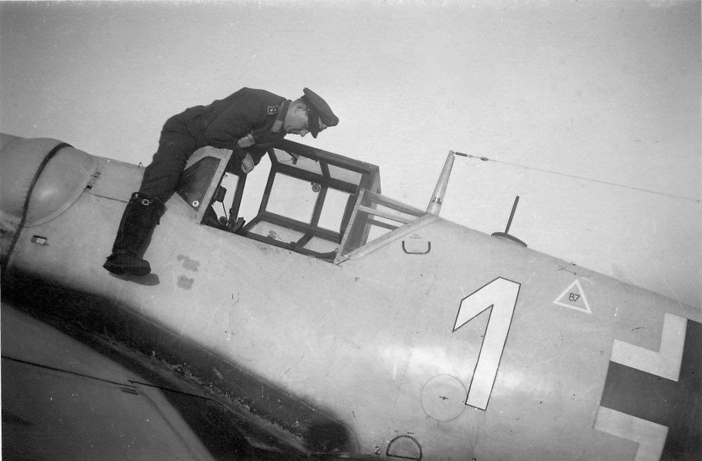Bf 109 G-5, Jagdgeschwader 300, I. Gruppe, 1. Staffel, Deutschland, weisse 1, Die Angaben zur Einheit sind eine Vermutung.
