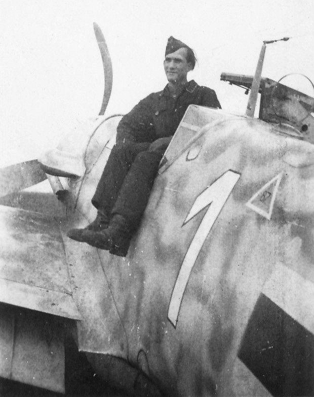 Bf 109 G-5, Jagdgeschwader 300, I. Gruppe, 1. Staffel, Deutschland, weisse 1, Beachte den Kopfpanzer, welcher gleichzeitig druckdicht ausgeführt war und di…