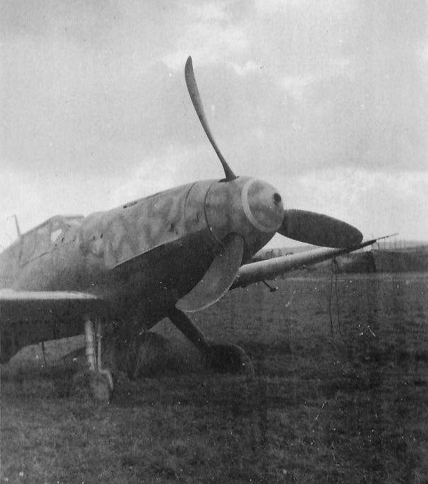 Bf 109 G-5, Jagdgeschwader 300, I. Gruppe, 1. Staffel, Deutschland, weisse 1, Die Maschine hatte mit der Luftschraube eine Bodenberührung. Das Fahrwerk ist…