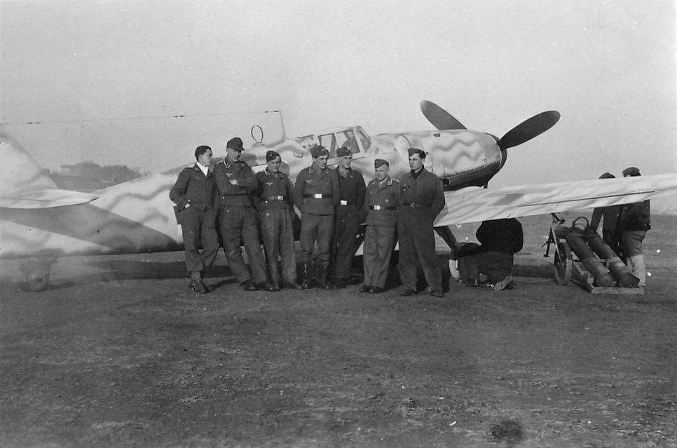 Bf 109 G-6, Jagdgeschwader 300, I. Gruppe, 1. Staffel, Deutschland, weisse 7, Die Kennung ist eine Vermutung. Es müsste sich um die hier zu sehende Maschin…